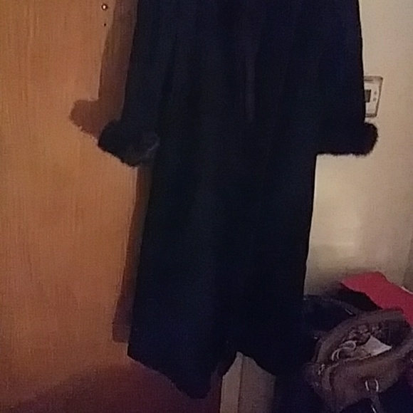 Size 16 100% wool coat black with fur collar & sle - Picture 2 of 2